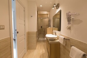 Shower, hair dryer, bidet, towels - Positano Home – Comfort near the sea with private beach and shuttle to Salerno (Pontecagnano)