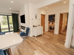 2 Schlafzimmer, individuell dekoriert, individuell eingerichtet