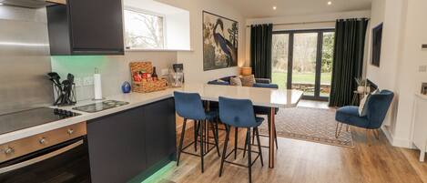 Lave-vaisselle, batterie de cuisine, vaisselle et ustensiles