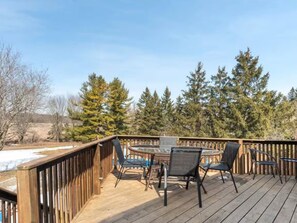 Outdoor dining - Large Whole Home in Wine Country: Pool Hottub Sauna + Spacious Backyard & Nature (Prince Edward)
