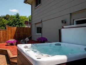 Outdoor spa tub - Large Whole Home in Wine Country: Pool Hottub Sauna + Spacious Backyard & Nature (Prince Edward)