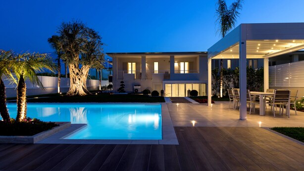 A modern house with a swimming pool, outdoor seating, and a well-maintained garden. - Amalfi Home – Relax near the sea with private beach and shuttle to Salerno (Pontecagnano)