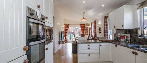 Lave-vaisselle, batterie de cuisine, vaisselle et ustensiles