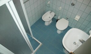 Ein Badezimmer mit Toilette, Bidet und Waschbecken.
