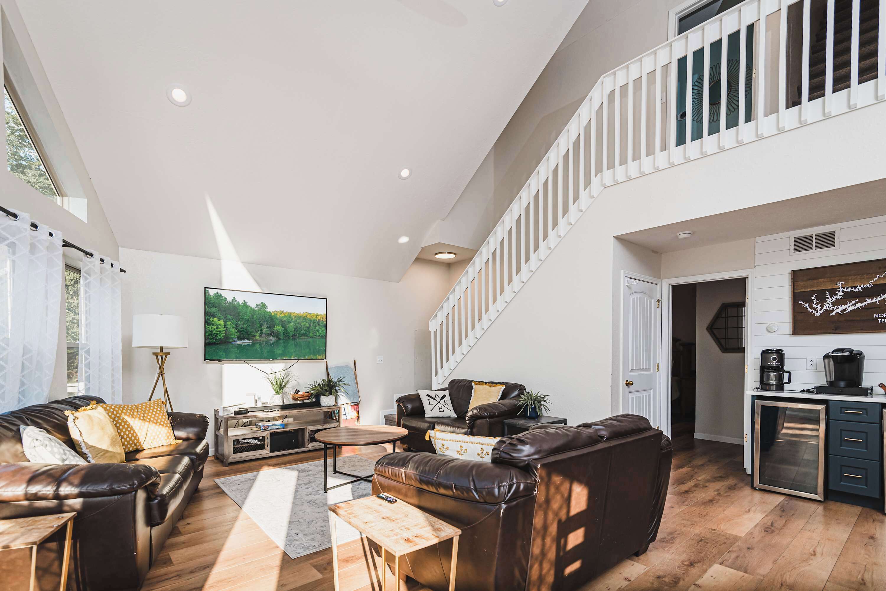 Tv, eldstad och kontor