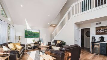 Tv, eldstad och kontor