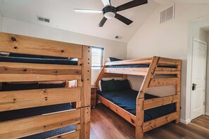 8 Schlafzimmer, Bügeleisen/Bügelbrett, Reisekinderbett, WLAN