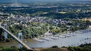 A coastal town with a marina, a bridge, and a mix of residential and commercial buildings. - Bed and Breakfast 'Les Boubous-Nono' with Shared Terrace, Shared Garden and Wi-Fi (Saint-Nazaire)