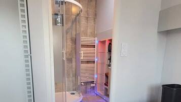 1 chambre, bureau, fer et planche Ă repasser, lit parapluie