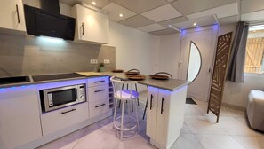 Private kitchen - Vrbo Property (Langrune-sur-Mer)