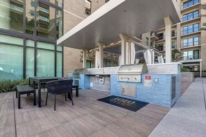 Outdoor dining - Prime Montrose Stay - Walk to Buffalo Bayou & River Oaks (Houston)