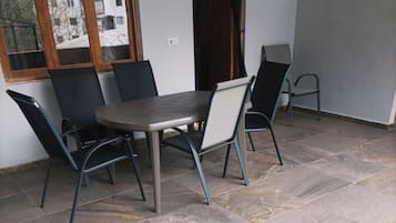 Hus, balkong, byutsikt | Utendørsservering