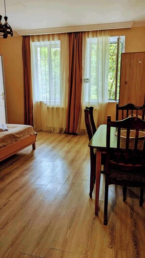 Apartamento família, sacada, vista para o jardim | Ferros/tábuas de passar roupa, berços grátis, camas extras/dobráveis