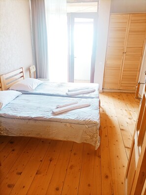 Casa, balcón, vista a la ciudad | Tabla de planchar con plancha y wifi gratis 