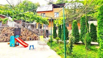 Leilighet, balkong, hageutsikt | Fasade