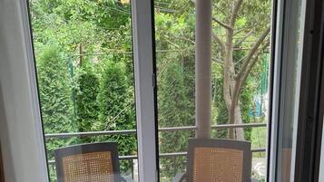 Rom, balkong, hageutsikt | Strykejern/-brett og wi-fi (inkludert)