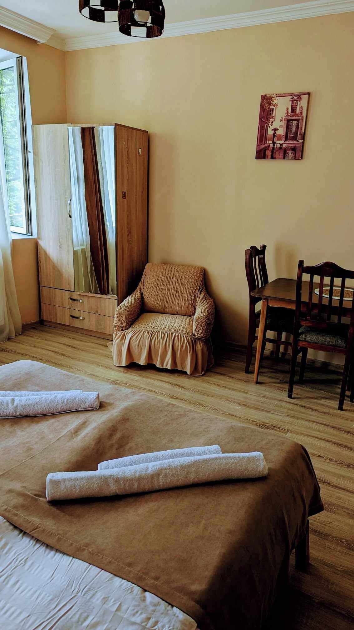 Apartemen, balkon, pemandangan kebun | Setrika/meja setrika dan Wi-Fi gratis