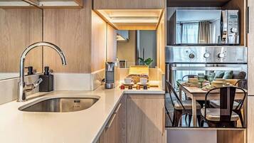 Geladeira, micro-ondas, fogão, cafeteira/chaleira