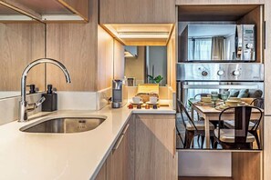 Réfrigérateur, micro-ondes, four, cafetière/bouilloire