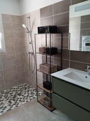 Shower, towels, toilet paper - New house with swimming pool. Family vacation (Gujan-Mestras)