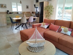 Living area - New house with swimming pool. Family vacation (Gujan-Mestras)