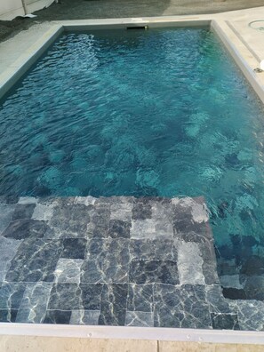 A rectangular swimming pool with clear blue water and a tiled deck area. - New house with swimming pool. Family vacation (Gujan-Mestras)