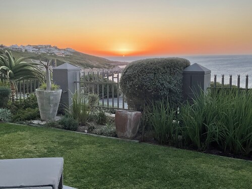 The Tarp @ Whale Cove, ocean and Whale view in De Kelders