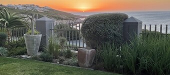 The Tarp @ Whale Cove, ocean and Whale view in De Kelders
