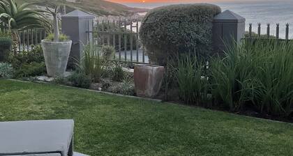 The Tarp @ Whale Cove, ocean and Whale view in De Kelders