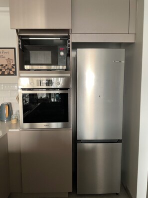 Réfrigérateur, four à micro-ondes, un four, surface de cuisson