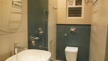 Dusj, toalettartikler (inkludert), håndklær og såpe