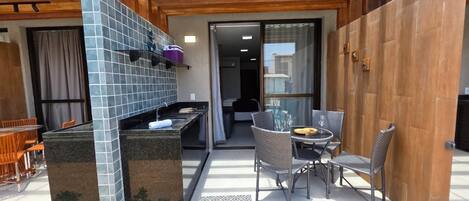 Classic Apartment | Outdoor dining