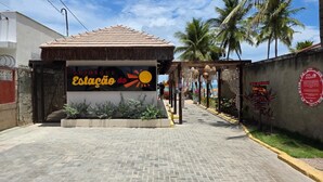 Un edificio con un cartel que dice "Estação do Sol" y vista al mar.