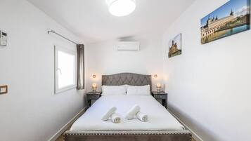 Een strijkplank/strijkijzer, wifi, beddengoed