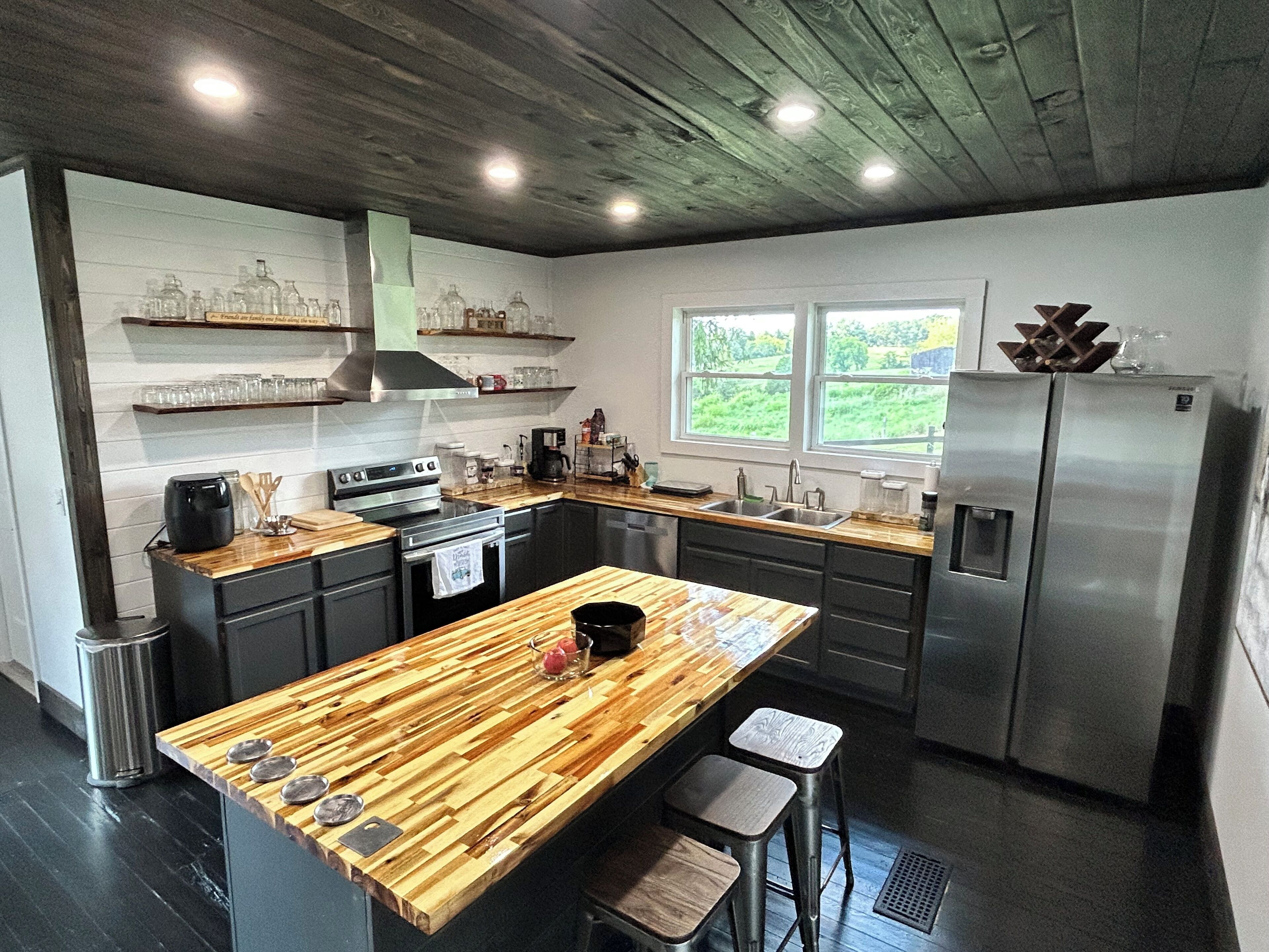 Mikrobølgeovn, ovn, kokeplater og oppvaskmaskin