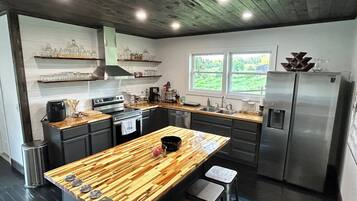 Mikrobølgeovn, ovn, kokeplater og oppvaskmaskin