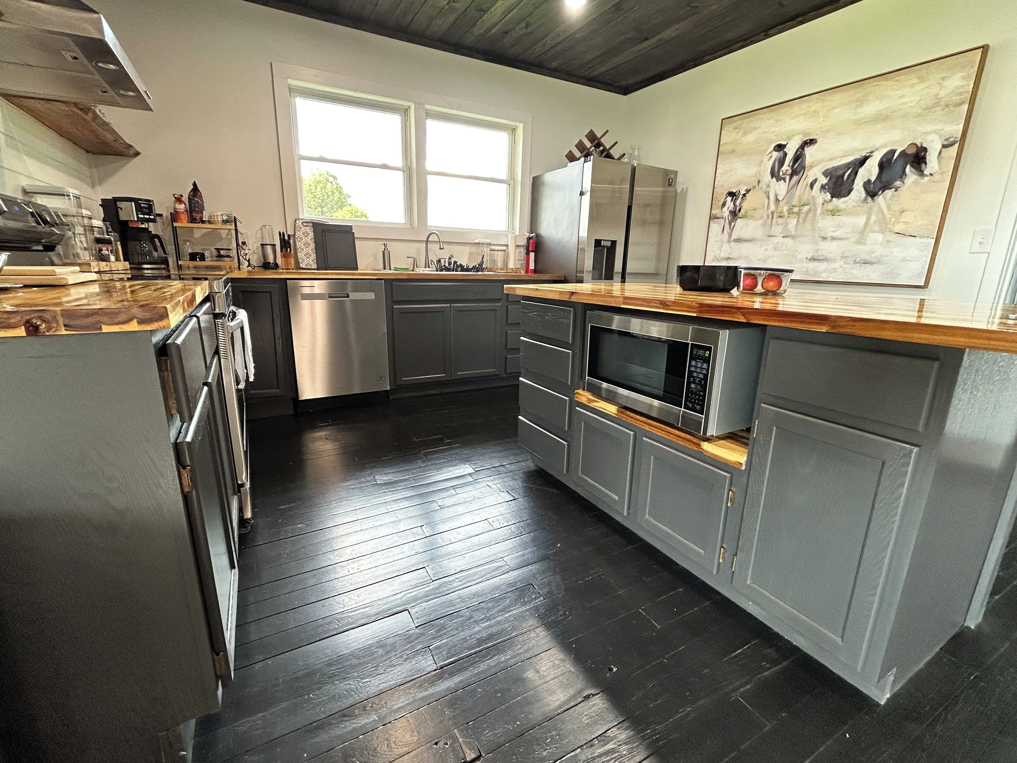 Mikrobølgeovn, ovn, kokeplater og oppvaskmaskin