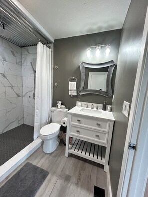 Douche, sèche-cheveux, serviettes fournies, savon