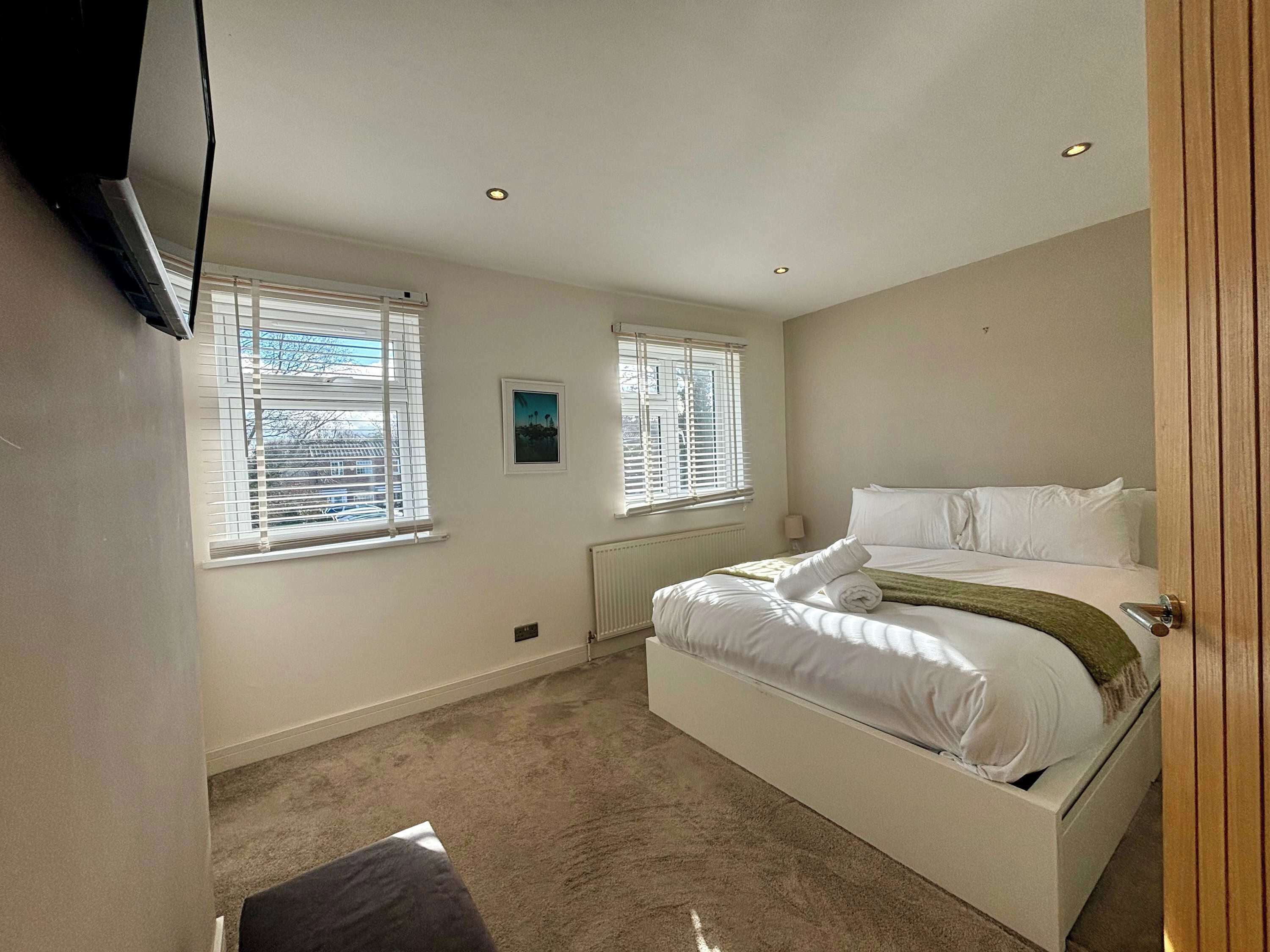 2 bedrooms, desk, iron/ironing board, WiFi