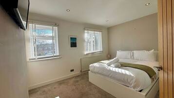 2 bedrooms, desk, iron/ironing board, WiFi
