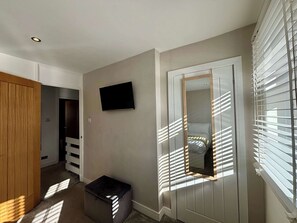 2 bedrooms, desk, iron/ironing board, WiFi