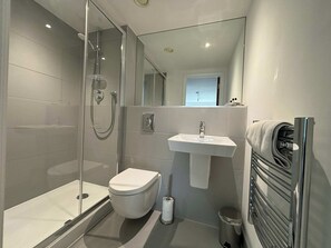 Shower, hair dryer, towels, shampoo - 2BR Bracknell Apt Near Ascot | Parking & WiFi (Bracknell)