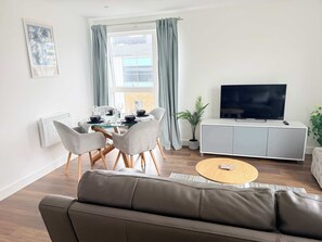 TV, offices - 2BR Bracknell Apt Near Ascot | Parking & WiFi (Bracknell)