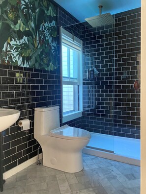 Hair dryer, towels, soap, toilet paper - Idillic Retreat on the Delaware River (Frenchtown)