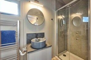 Shower, towels