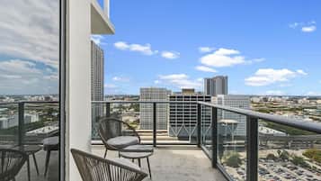 Appartamento, 2 camere da letto, vista città | Balcone