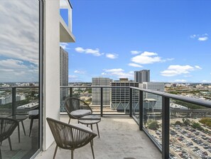 Appartamento, 2 camere da letto, vista città | Balcone