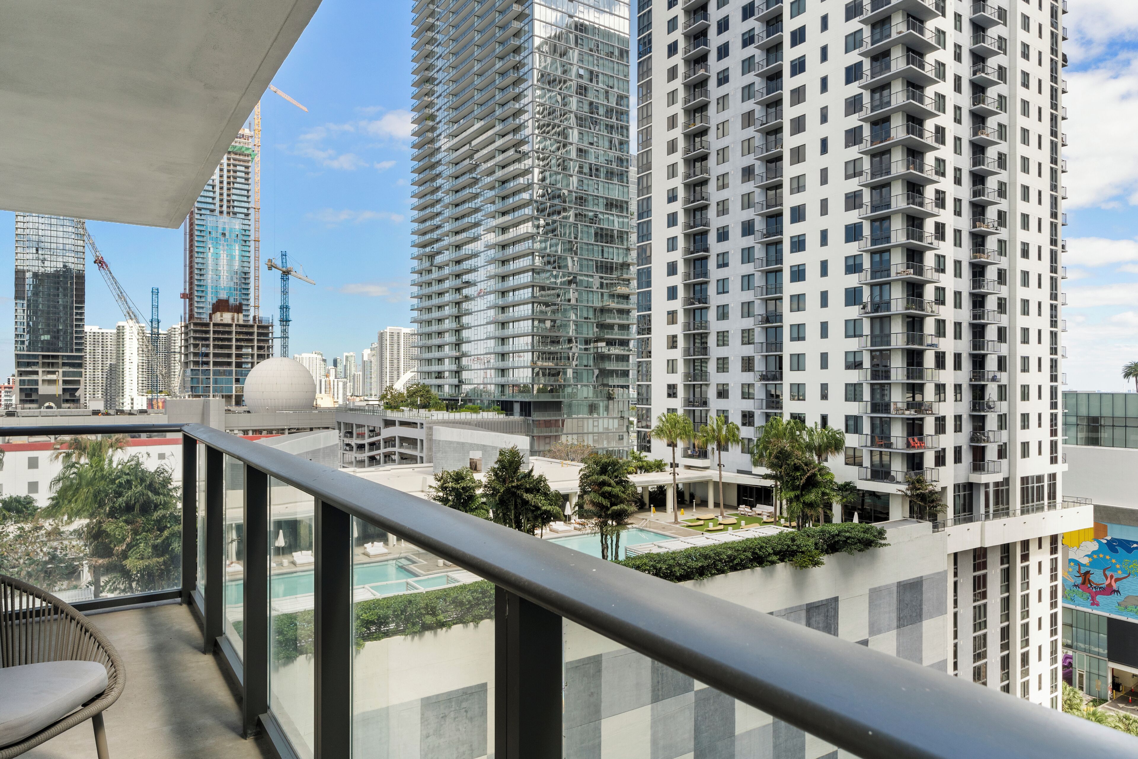 Apartamento, vista para a cidade | Sacada