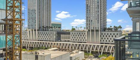 Un edificio de gran altura con un diseño arquitectónico moderno, que presenta una estructura central destacada y una fachada singular.