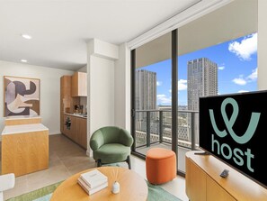 Appartamento, 2 camere da letto, vista città | Area soggiorno